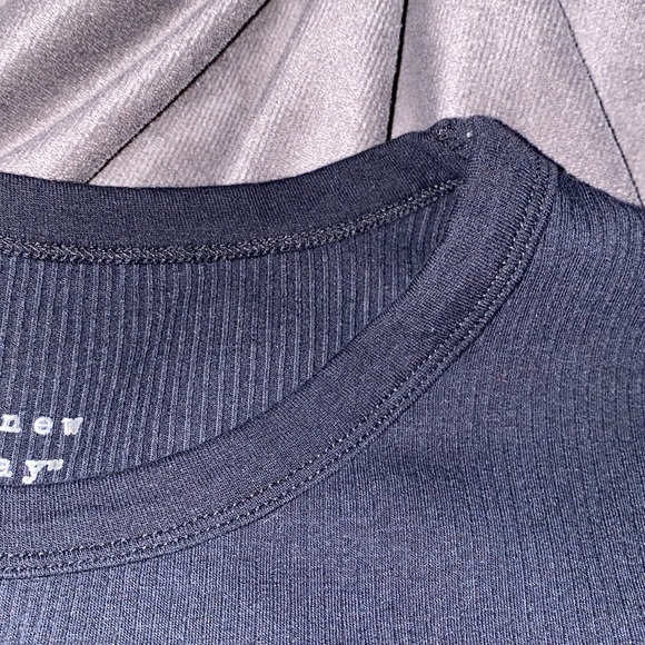 🎱Black ribbed short sleeve top! - Picture 3 of 6